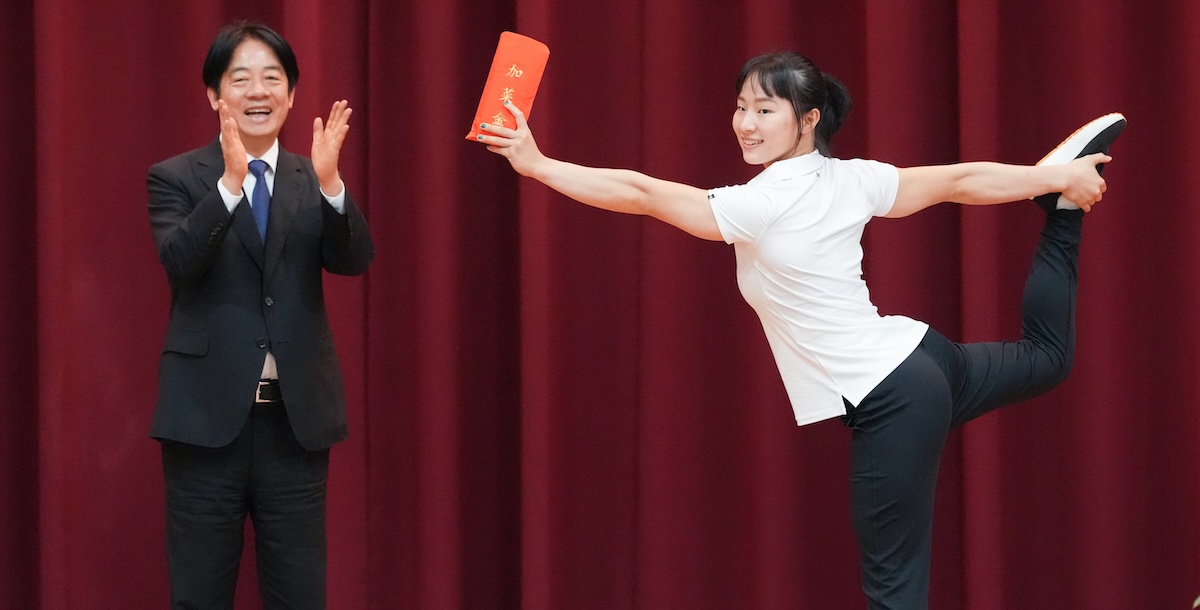 總統賴清德頒發加菜金，由丁華恬選手代表接受。（攝/戴見安）