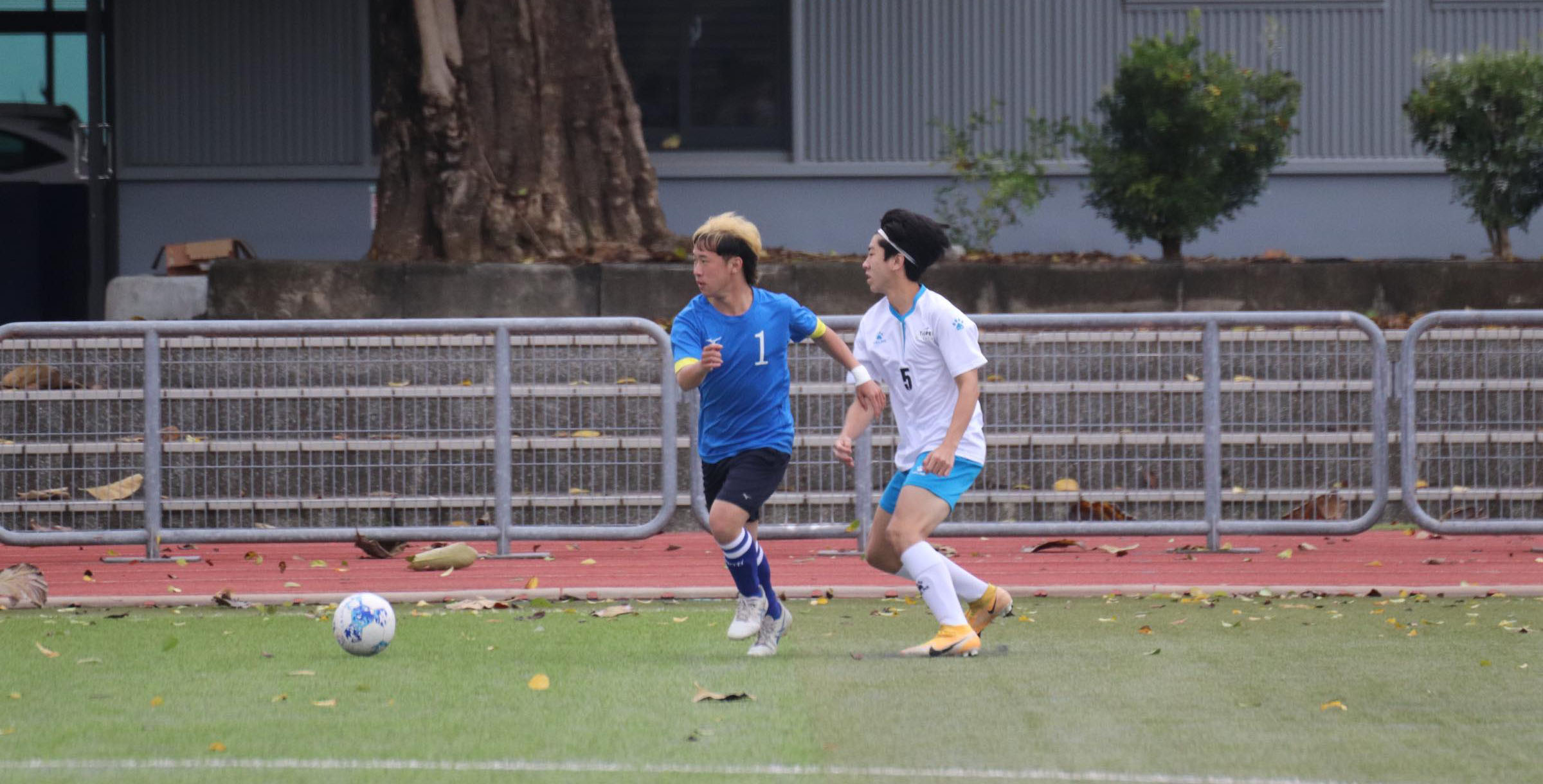 北科、長榮相互爭爭球。攝/馮冠傑