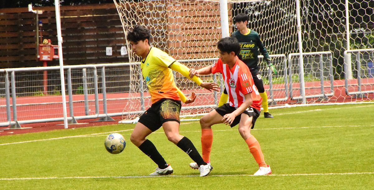 屏科大進攻突破黎明學院防線。攝/藍毓靜