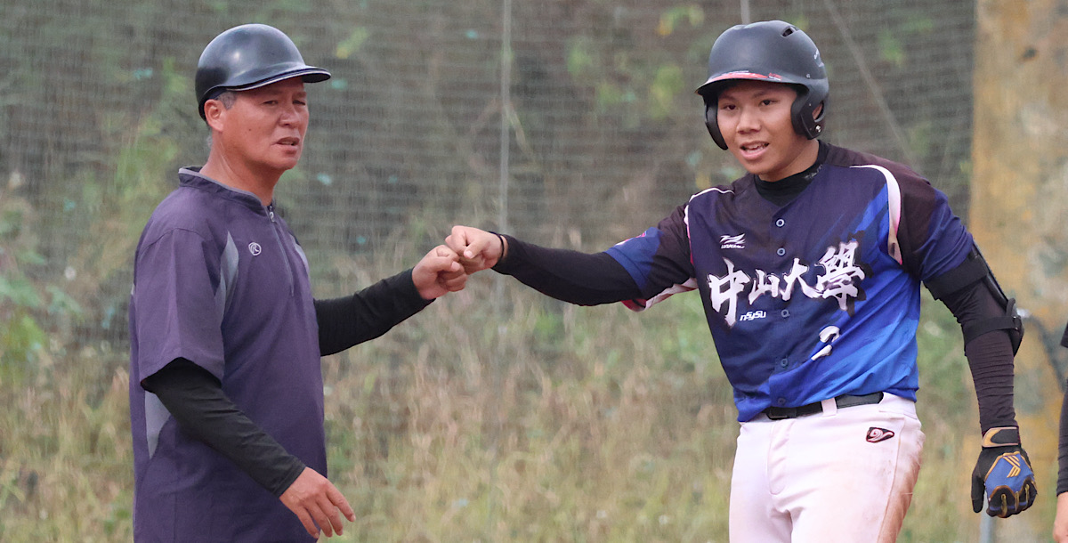 四局下中山田昌桓(右)擊出三壘清壘安打。攝/陳姸澄