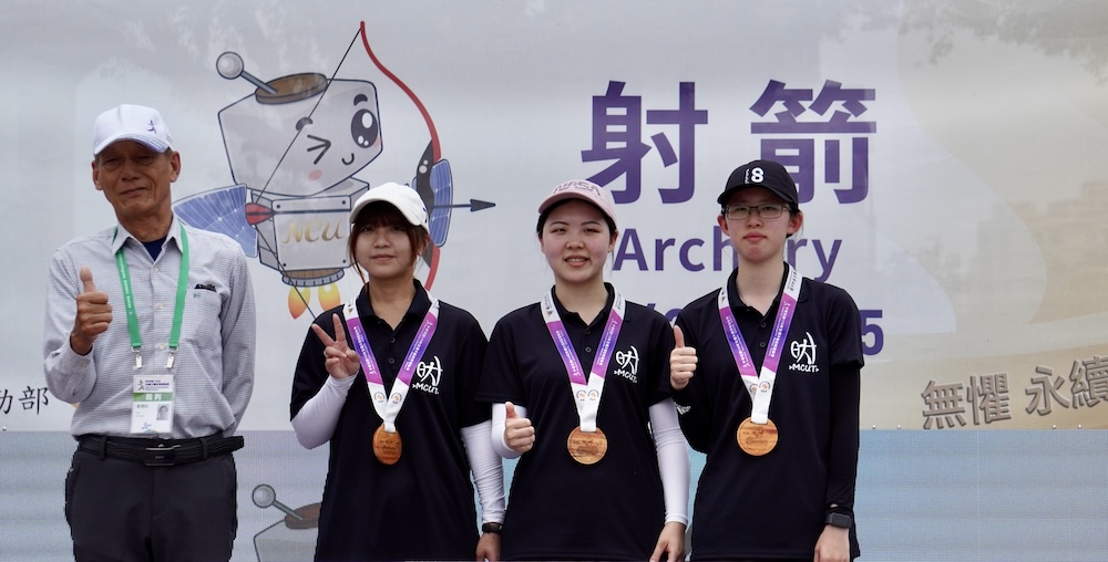 明志科大李嘉凌、陳品慈、廖婕涵在一般女複合弓團體賽中力退強敵，奪下本屆金牌。攝／SSU特派員