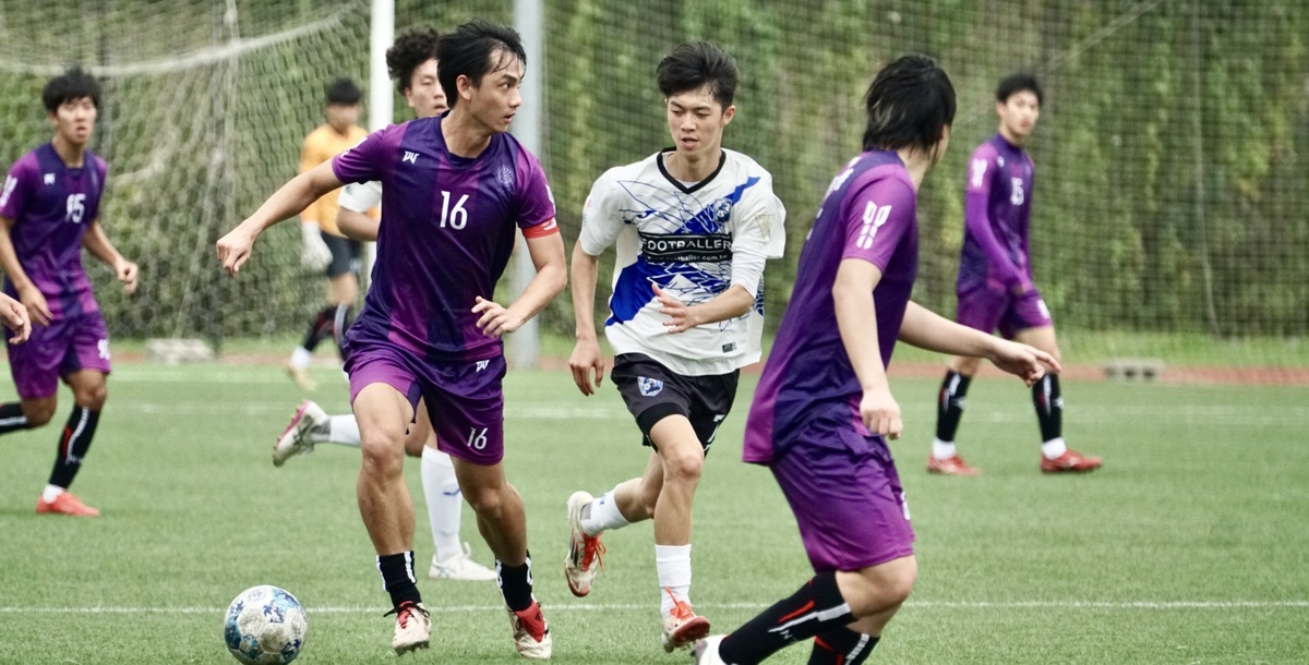 清華隊長許善傑（紫）組織球隊進攻。攝/蔡佑涵