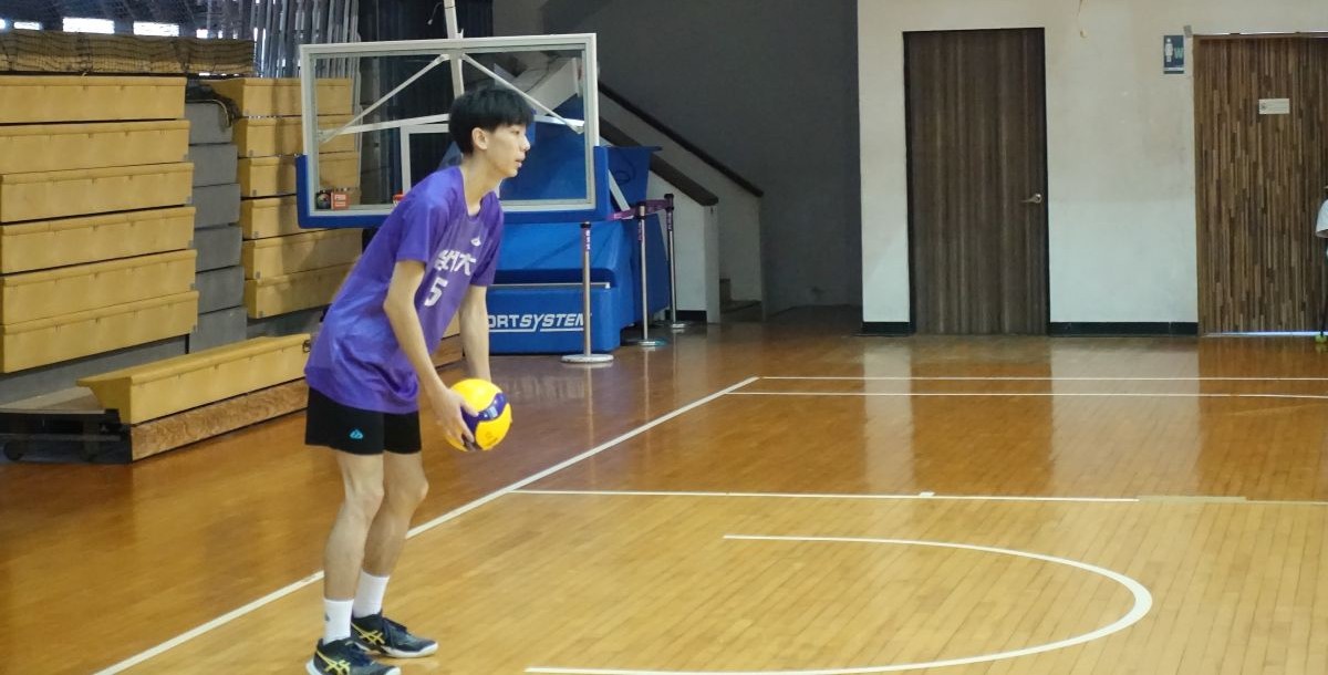 北商陳昱丞發球。攝/賴宥棣