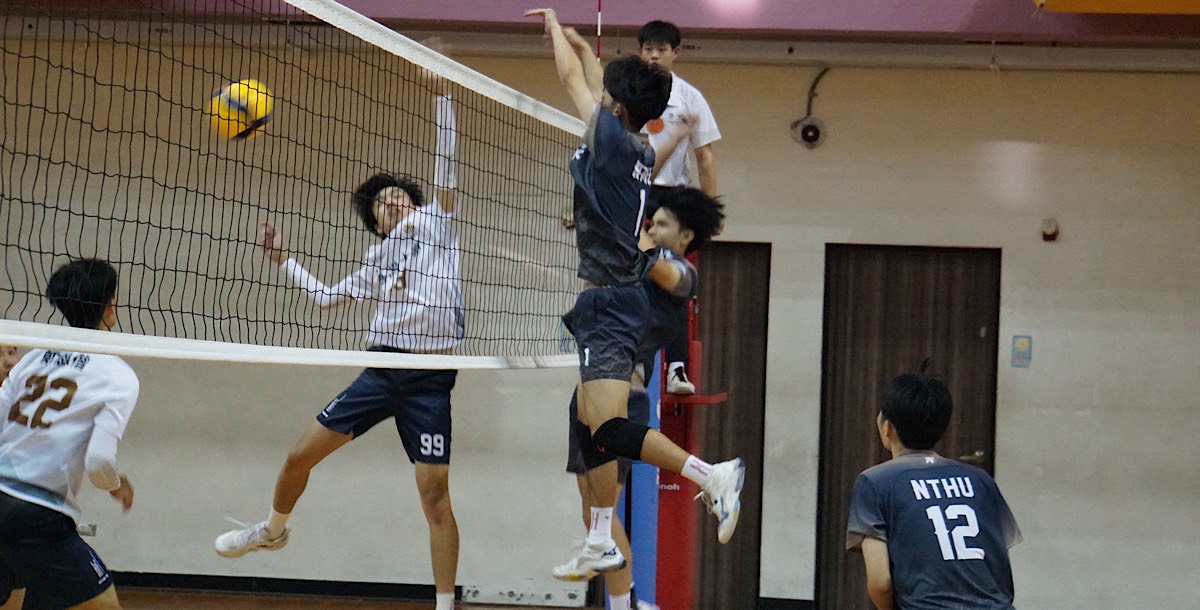 清華梁乃元攻破對手防線,縮短分差。攝/石珮琪