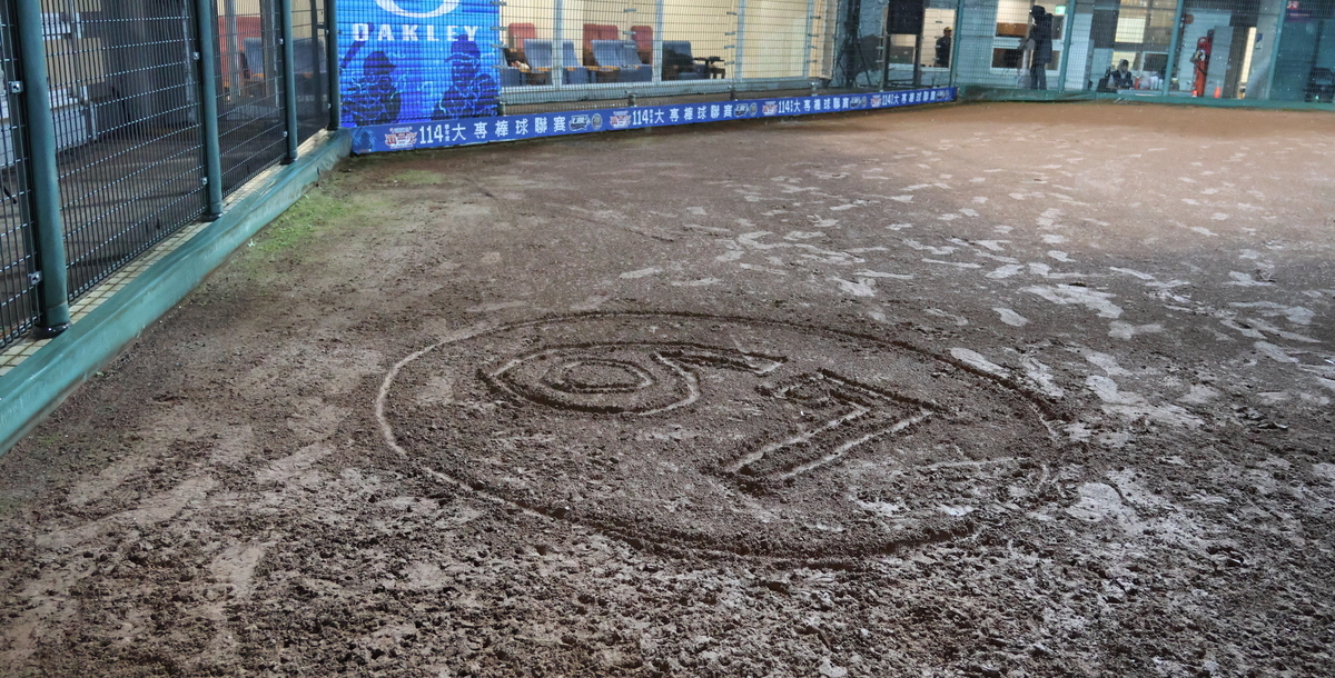 從複賽開始，東大每場都會在場邊畫下「67」代表賴丁誌。攝/林巧晨