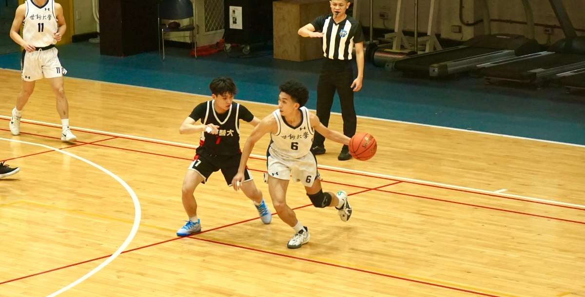 世新林威廷(白),本場攻下20分全隊最高。攝/游麗穎