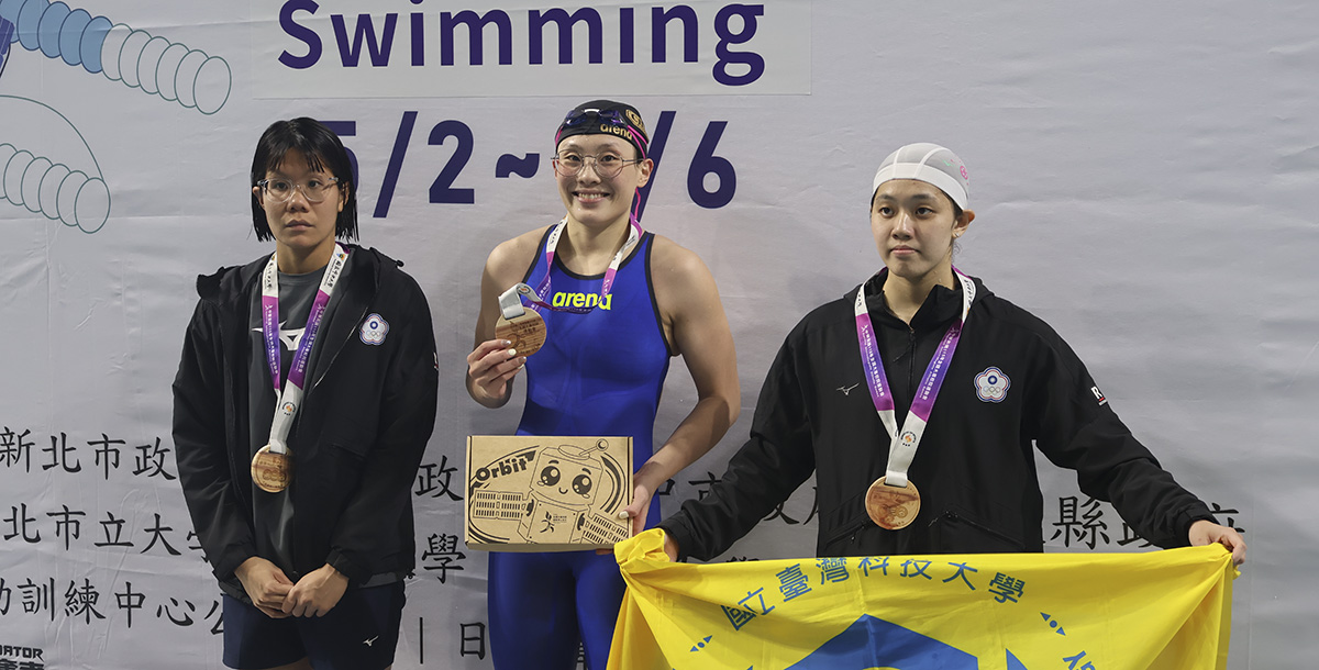賴珮昕（中）以2分25秒20奪金站上頒獎台