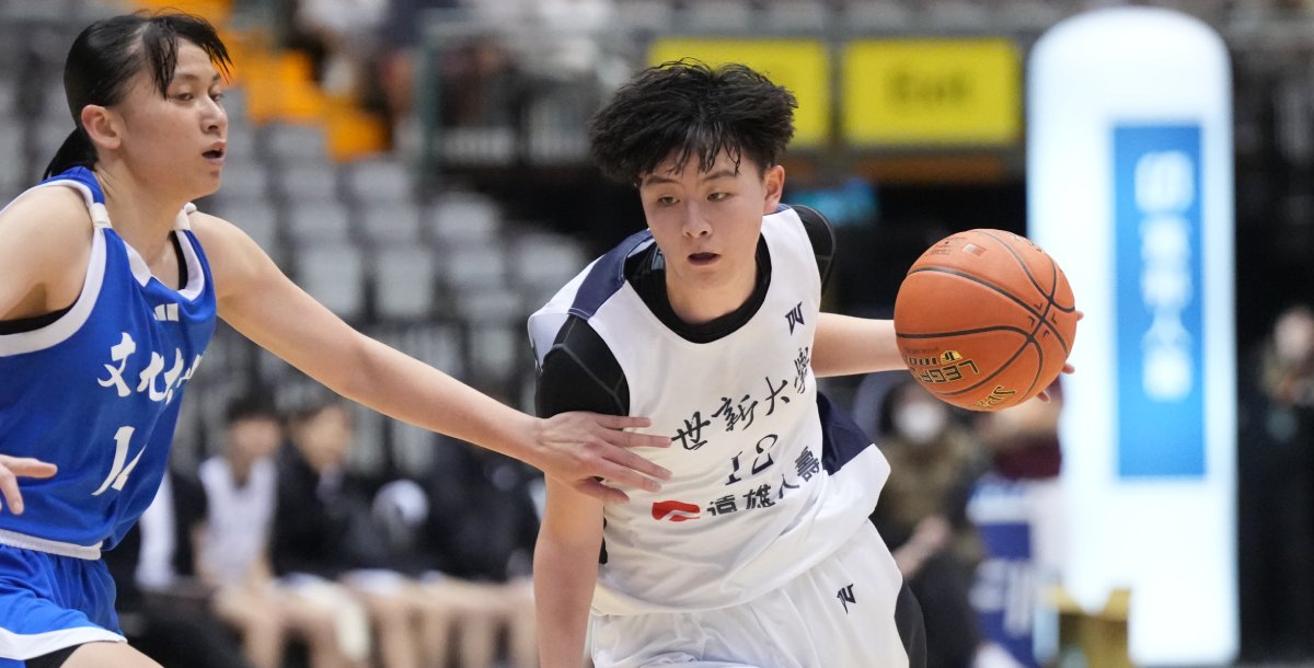 本季阻攻后、世新游沁樺本場達成UBA生涯100阻攻，也將女一級阻攻紀錄推進至三位數。攝/大專體總
