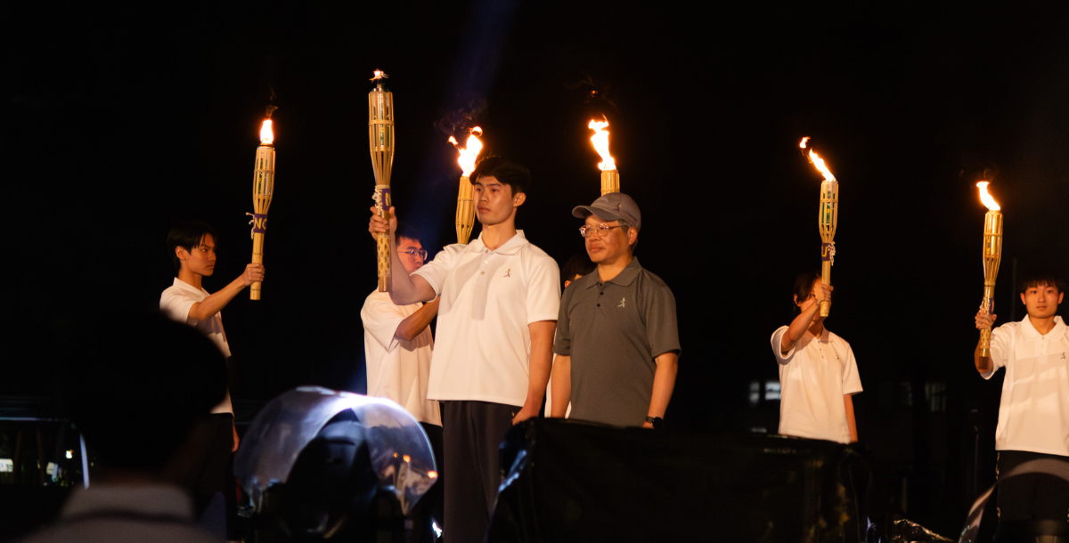 中央大學校長蕭述三將聖火傳遞給體操選手邱敏翰。攝/周依柔
