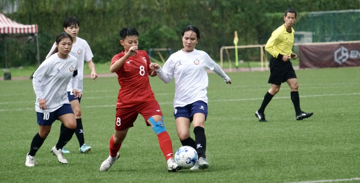 醒吾劉嘉韻（右一）展現防守拼勁。攝/蔡佑涵