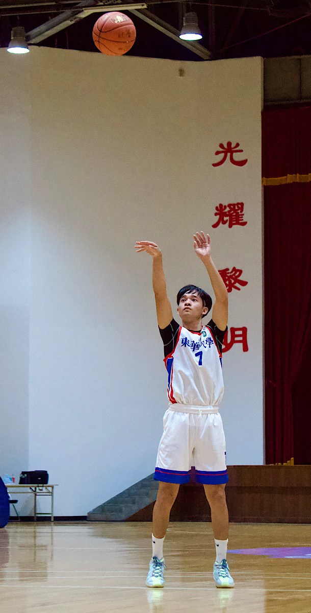 東華曾聖偉外線手感穩定，首度與弟弟同場出戰UBA。攝/孫千筑