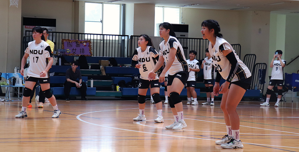 國防球員準備接發球。攝/周孫磊