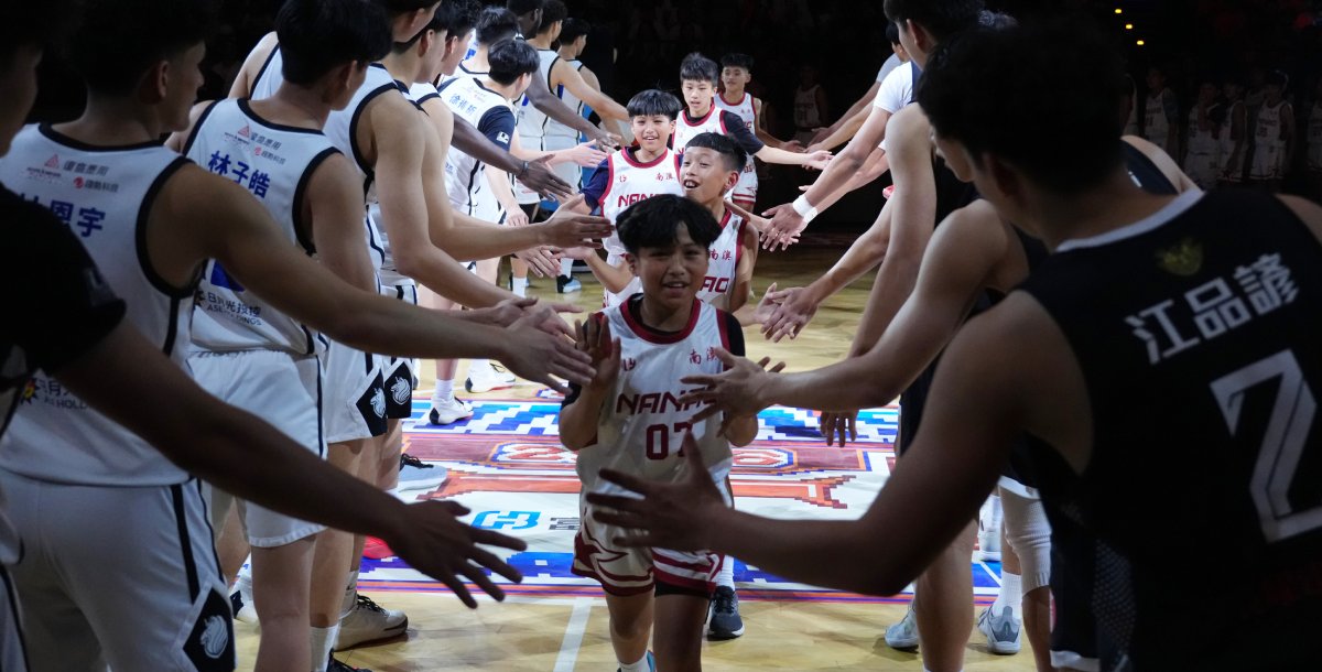 富邦人壽UBA邀請南澳國小籃球隊觀賽，並由男一級爭冠兩隊予球員擊掌鼓勵。攝/大專體總