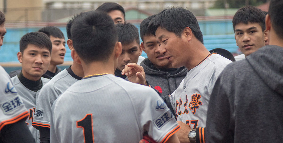 文化以2:2和局,總積分排第三晉級四強,總教練廖敏雄賽後激勵選手。攝/林雅菱