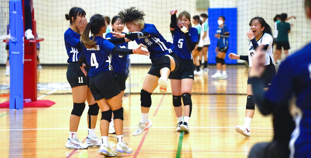 (內文圖)東吳女排扣球得分後相互擊掌歡呼，場上氣氛高昂、士氣大振。攝／施浚璿