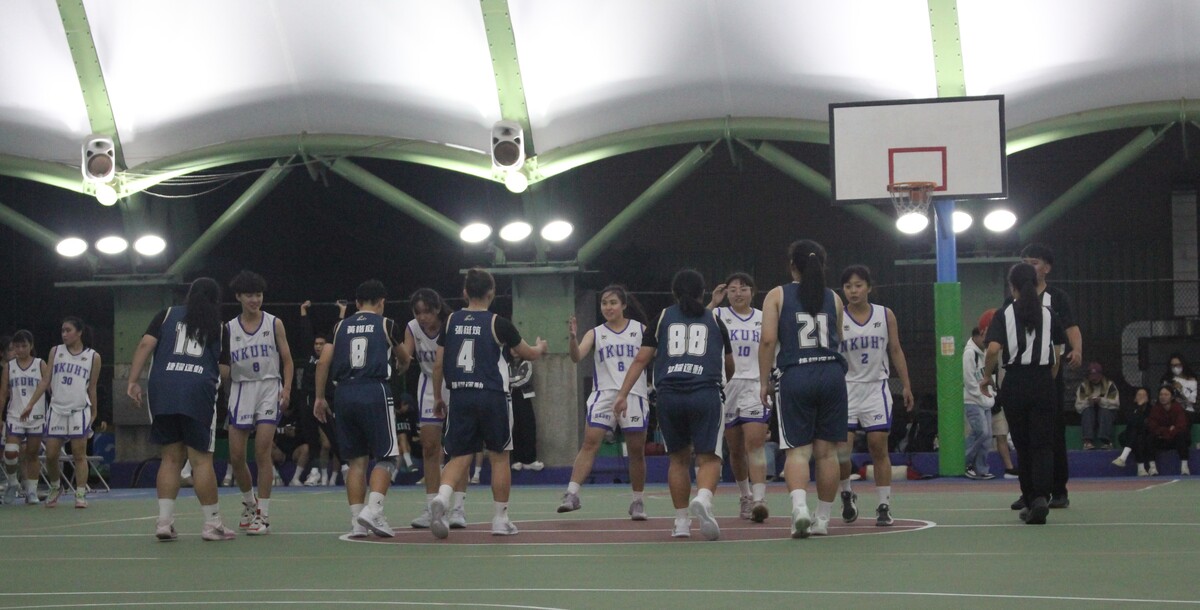 比賽結束,雙方握手致意。攝/潘立晏