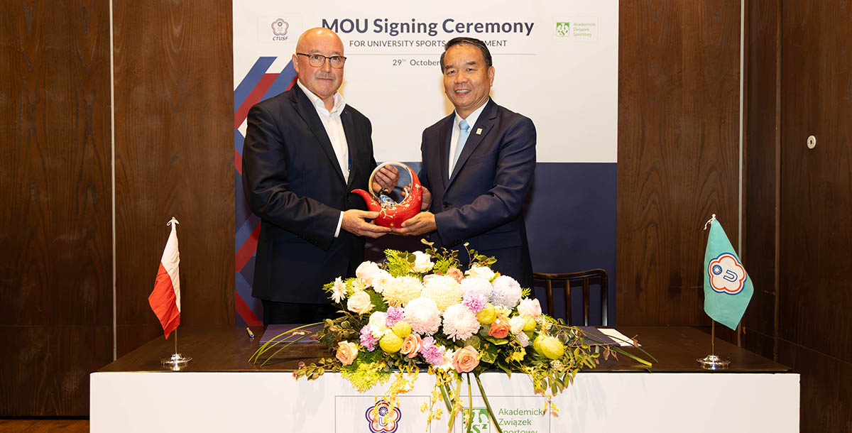 大專體總會長邱炳坤與波蘭大學體育協會（AZS）簽署合作備忘錄（MOU）。雙方將以運動員交流、共同訓練及相關活動為合作方向，拓展雙方大專體育交流。攝/大專體總 (另開新視窗)