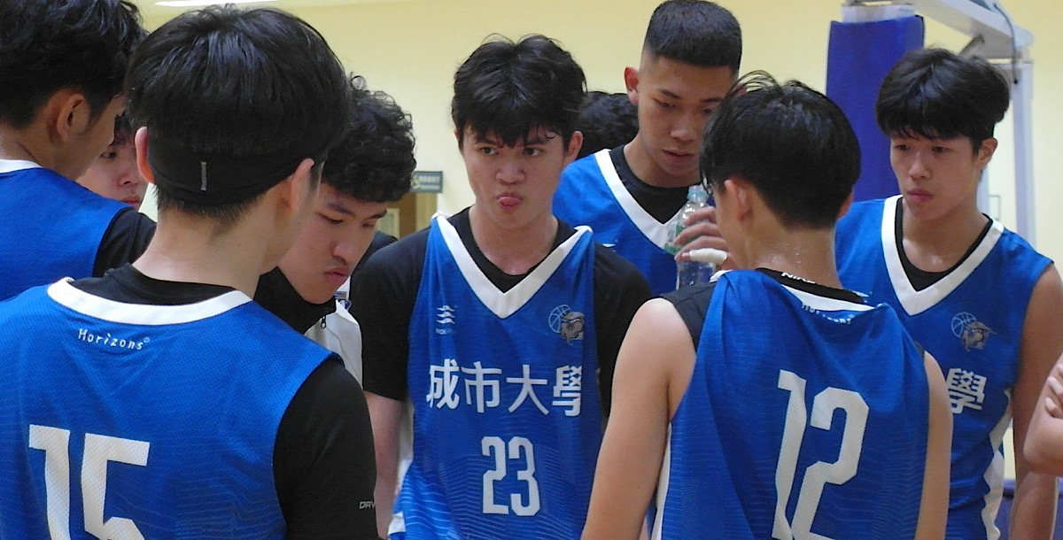 城市科大末節積極討論戰術，尋求突破對手防線。攝/鄭筠穎

