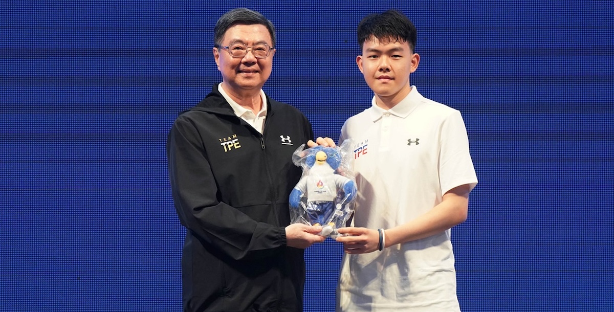 桌球高承睿選手(右)致贈萊茵魯爾世大運吉祥物。（攝/大專體總）