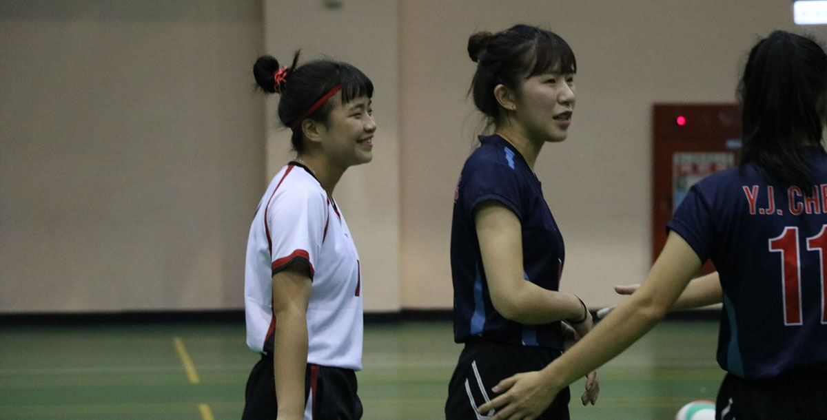 梁普琳(右)感謝林俞樺(左)在她身為校隊隊長時給予的幫助與鼓勵。圖/梁普琳提供