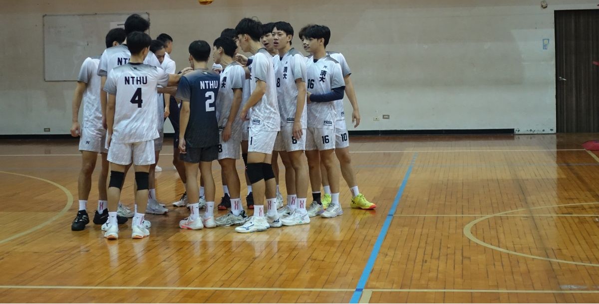 清華大學首局前喊聲集氣。攝/賴宥棣