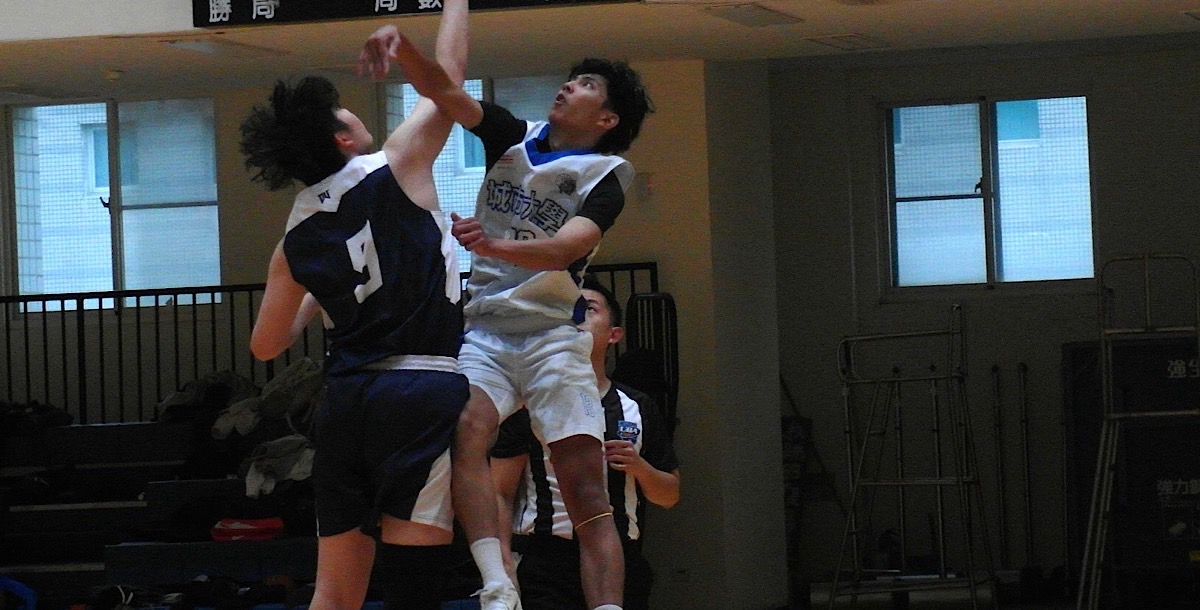 開局雙方主力跳球，展現拚勁。攝/鄭筠穎
