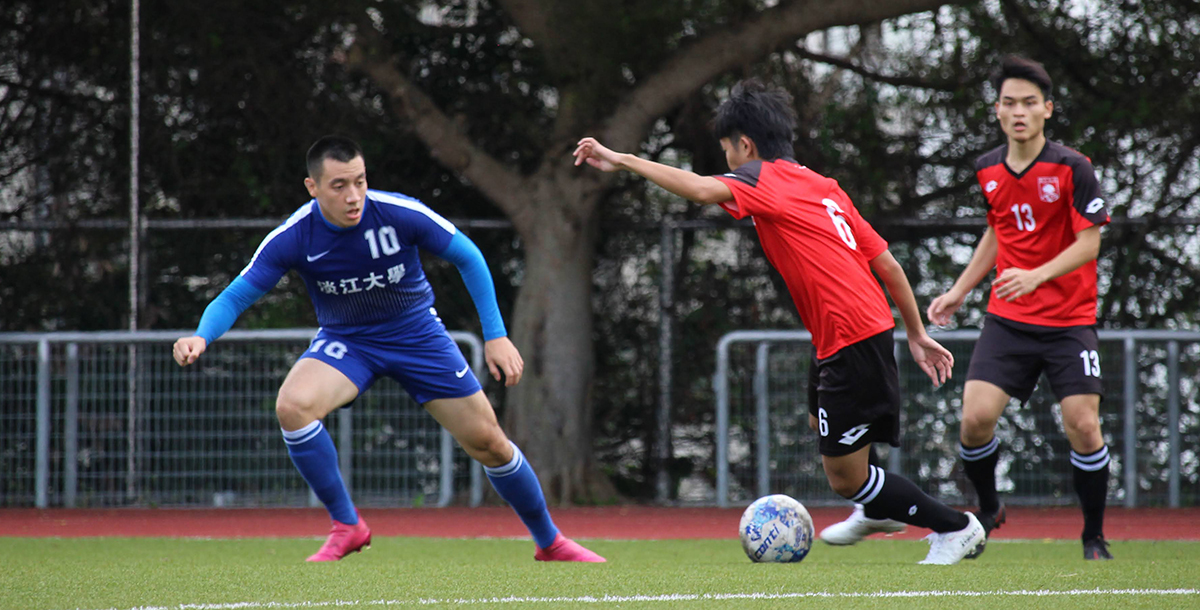 雙方運動戰各進一球,然而淡江有效把握定位球機會,最終以1-3擊敗成大。攝/黃馨葇