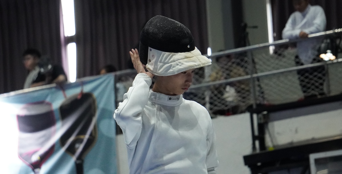 臺中科大林冠豪在一般男生組銳劍決賽中果斷出擊，最終以一分之差奪下本屆個人金牌。攝／SSU特派員 孫千筑