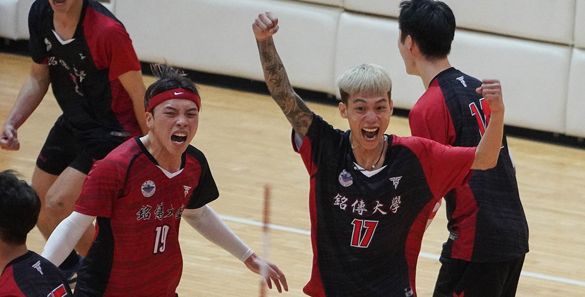 銘傳大學歷經五局大戰終於勝出,球員開心慶祝。攝/陳紀瑋