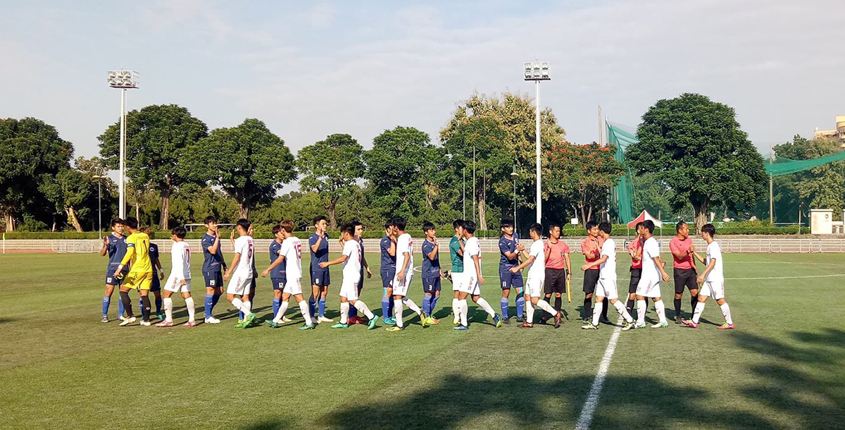 賽後兩隊選手握手致意,展現運動家風範。攝/張詠筌