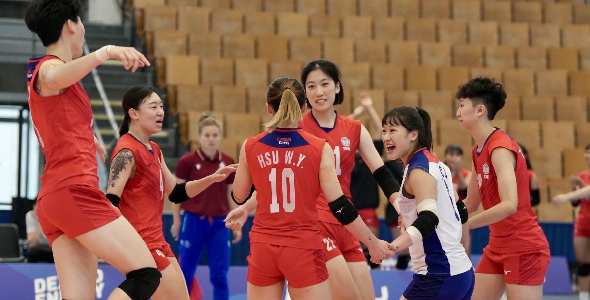 女排慶祝奪勝晉八。攝/大專體總