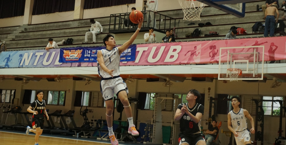 世新多次以快攻上籃得分。攝/游麗穎