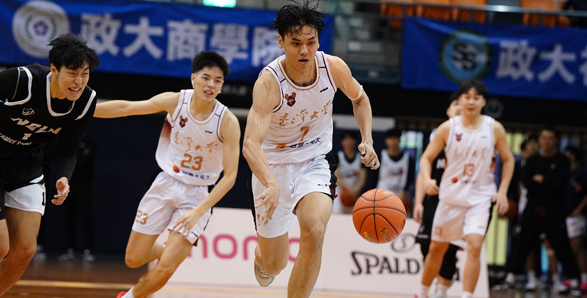 臺大周恩傑正規賽最後12秒關鍵抄截後上籃，將戰局逼到延長賽。攝/大專體總