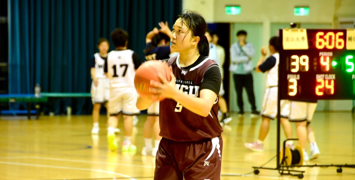 輔仁大學羅筱晴站上罰球線，專注預備罰球。攝/藍毓靜