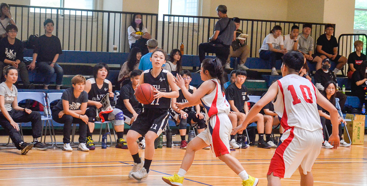 嶺東隊長黃妙娟首節拿下15分外加三顆三分球,助隊佔得先機。攝/謝旻蒨