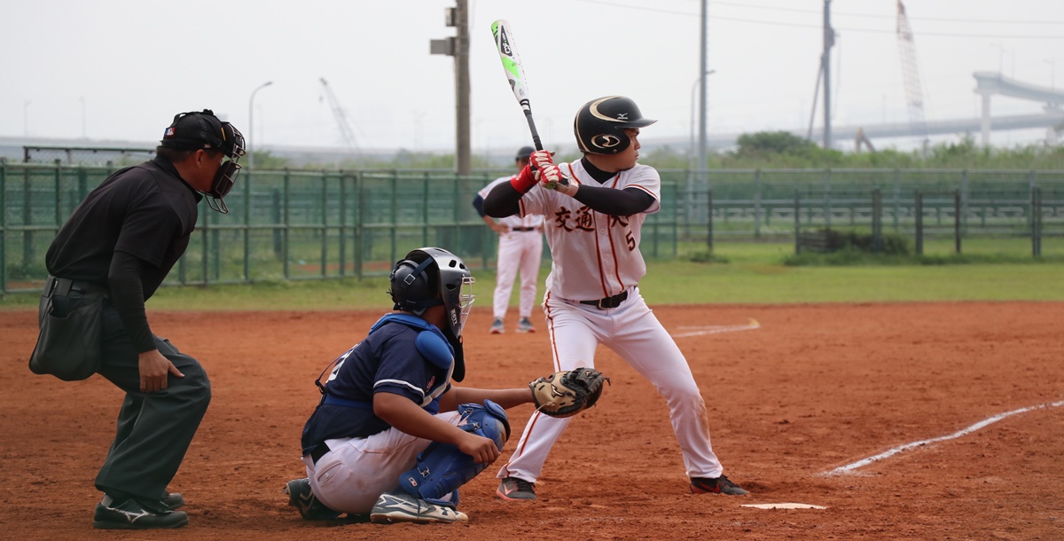 逢甲8比4勝交大，成功晉級四強。攝/張宸