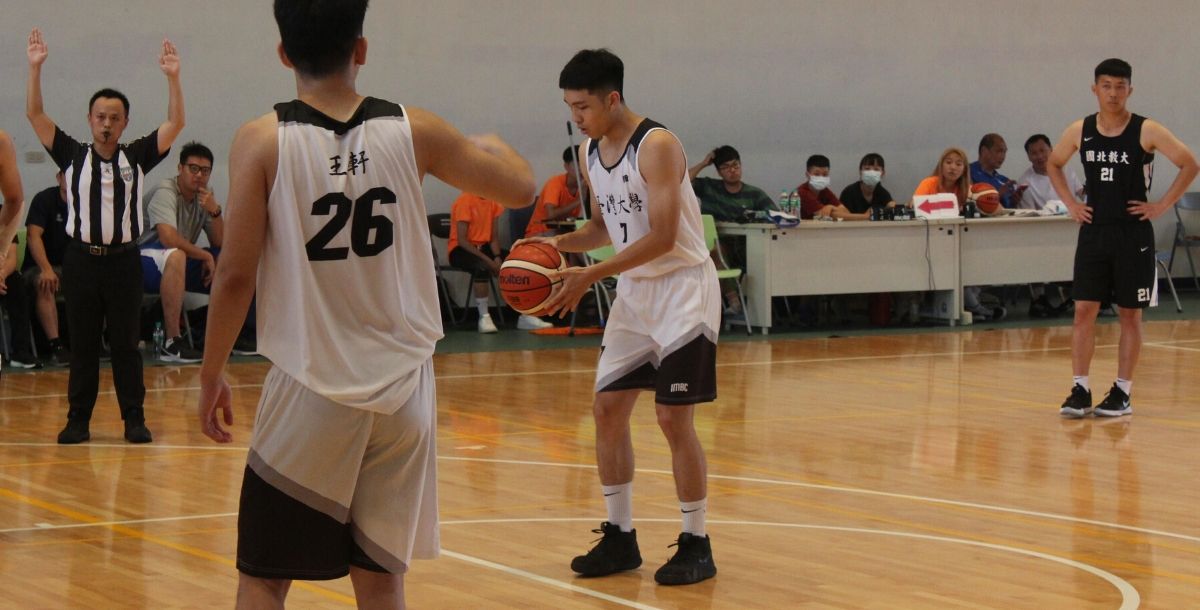 臺大前鋒王允忠(中)把握關鍵罰球,鎖定勝局。攝/陳威樺