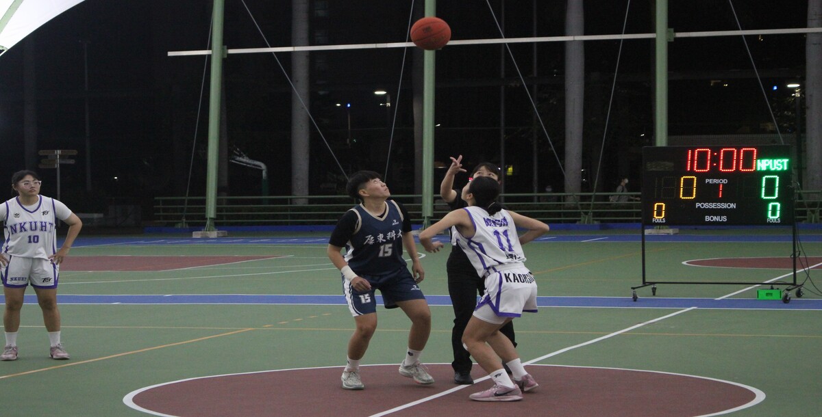 屏科大林宛蓉(15號)與高餐陳鈞儀(11號)於開局執行跳球。攝/潘立晏