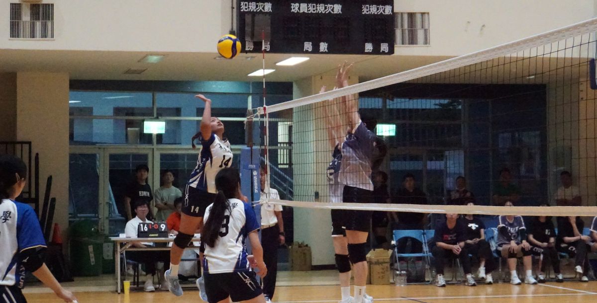 東華溫柔(白)擔任攻擊手火力旺盛、防守端表現也十分亮眼。攝/廖芸萱