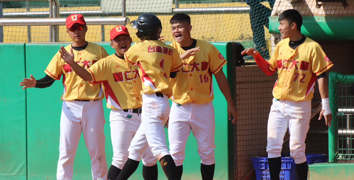 輔大奪首勝,簡子騏跑回超前分開心與隊友擊掌。