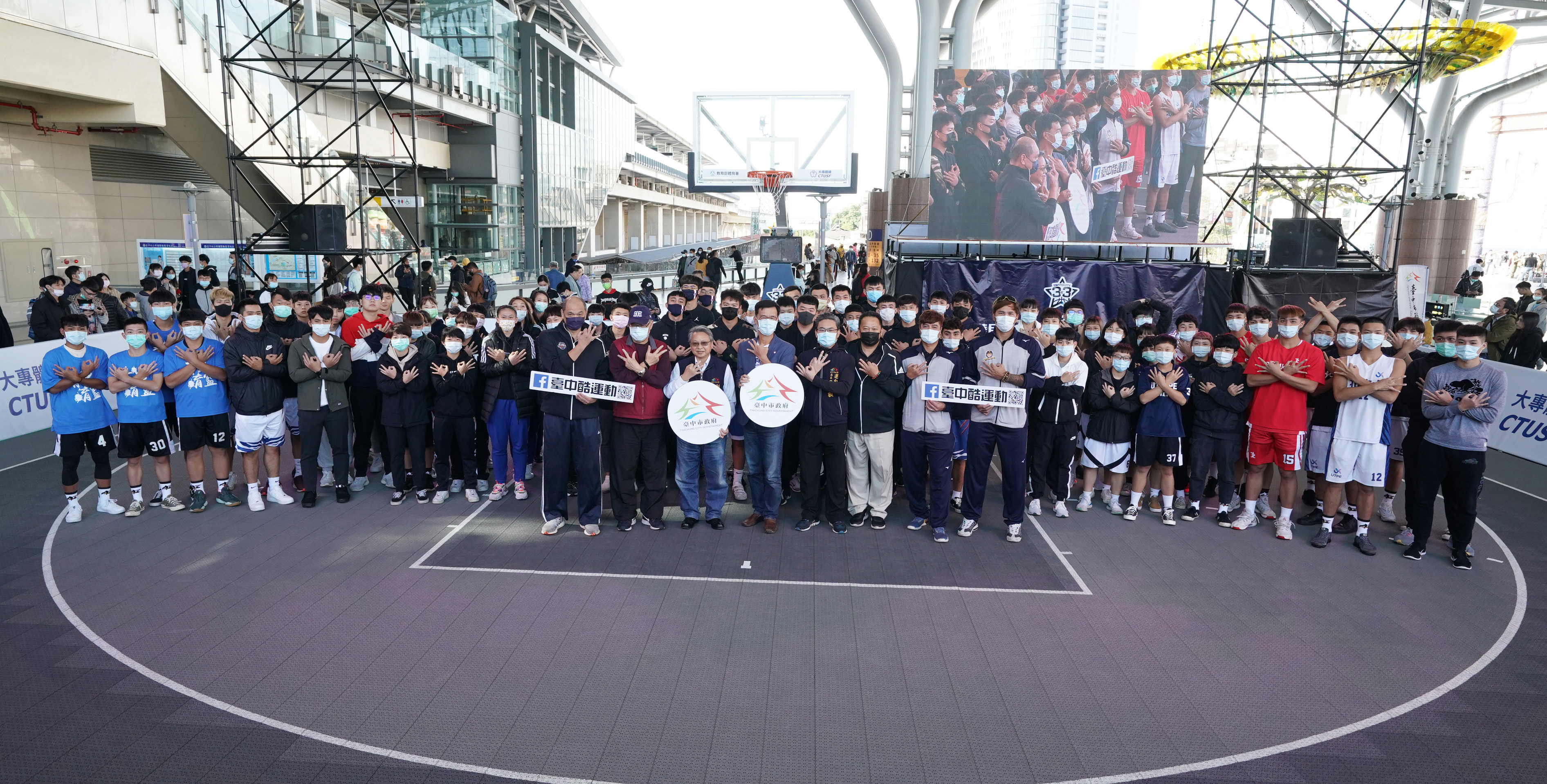 2020年大專3x3籃球錦標賽首度移師臺中，在臺中火車站前打造球場，球員觀眾都盡興。攝/大專體總