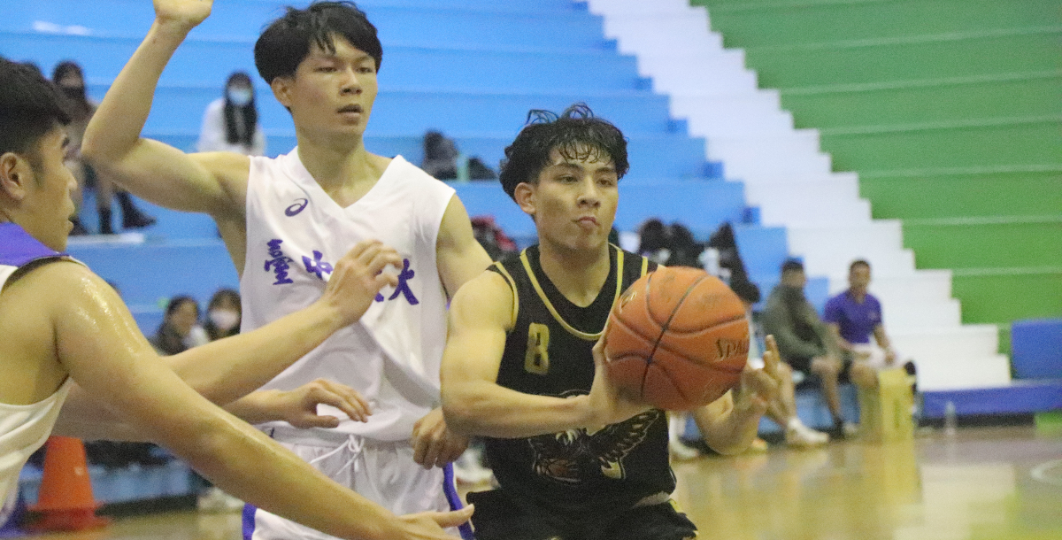 嘉大靠著方泊瀚關鍵三分球鎖定此場比賽勝利。攝/羅新雅