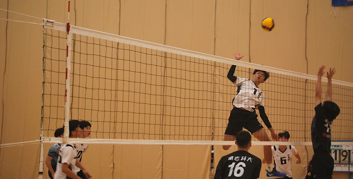 中國醫（白）進攻積極，成功為明志製造威脅。攝/吳妤宸 (另開新視窗)