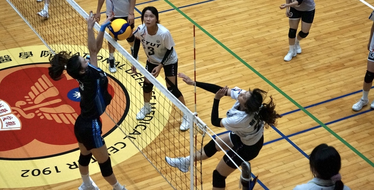 兩隊在網前激烈攻防。攝/陳致昕