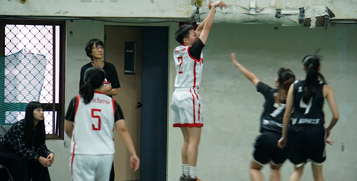 東吳呂秀詔底角出手三分球。攝/石珮琪