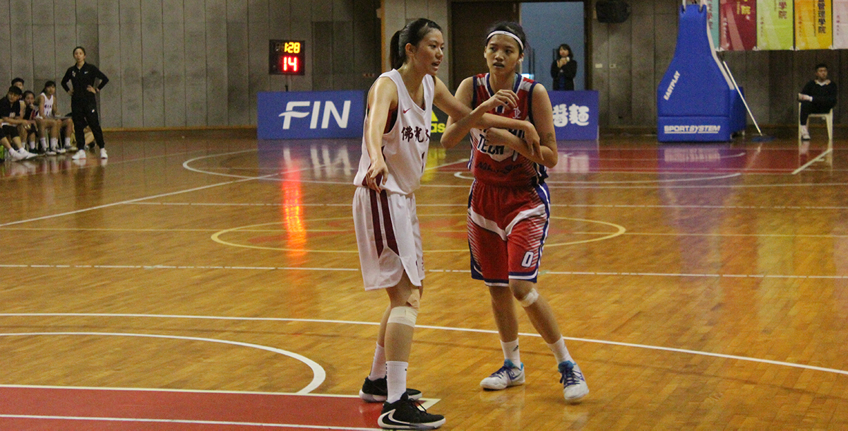 佛光大學劉昕妤(左)拿下全場最高19分,幫助球隊拿下三連勝。攝/陳威樺