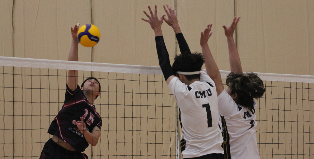 中國醫的攔網陣容，擋下文化攻擊手朱翊的進攻。攝/陳葦澤