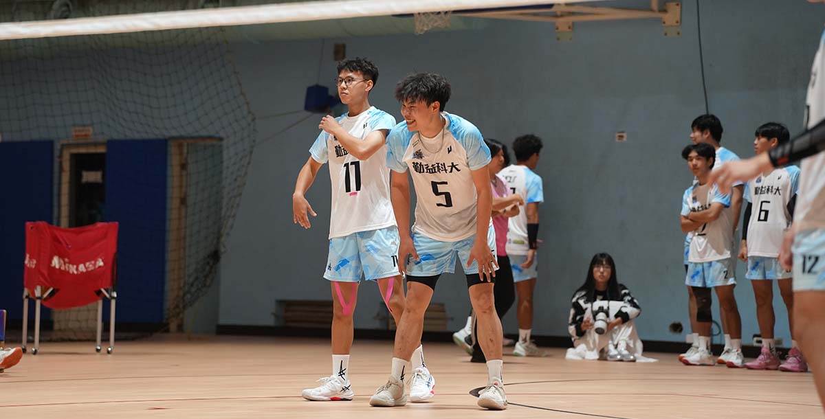 勤益舉球員林暐聖與主攻手利明憲。攝/楊鈞茹