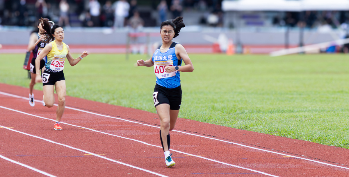 政大金品萱繼在一般女生組400公尺摘金後，再於一般女子組800公尺獲得金牌。攝/SSU特派員 周依柔 (另開新視窗)