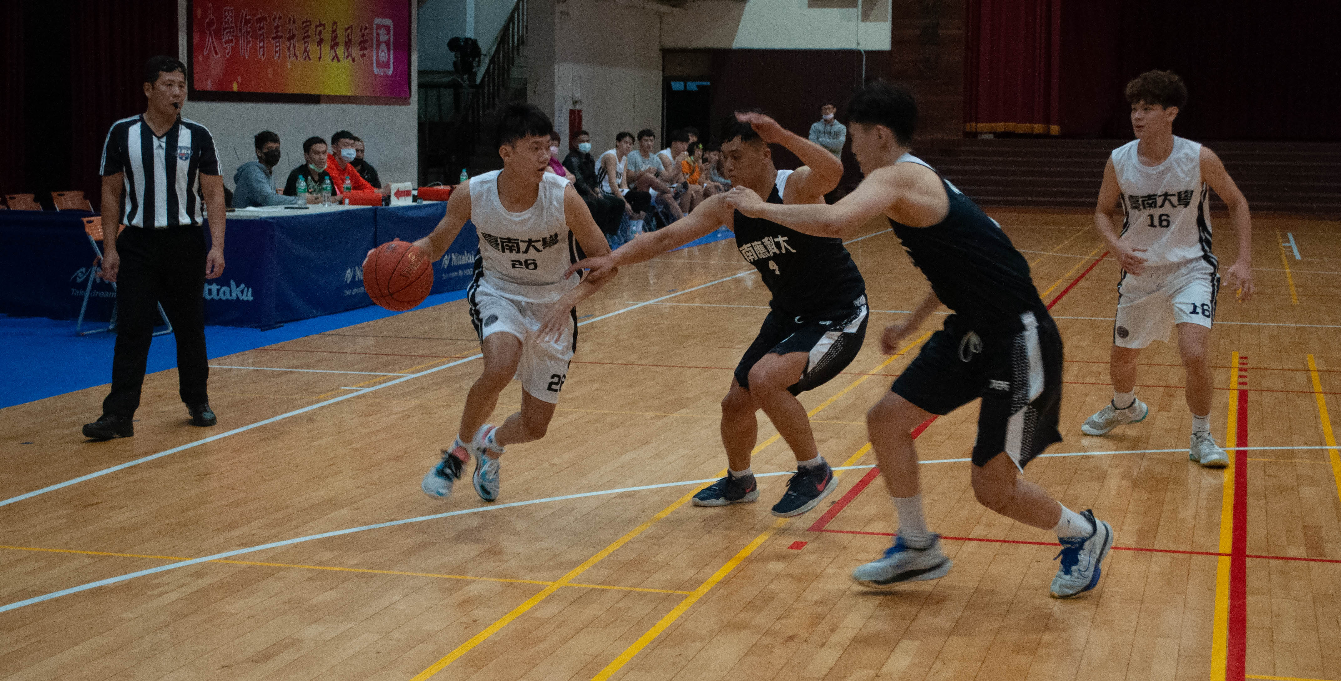 臺南大學全員皆兵,中斷南應連勝。攝/田哲安